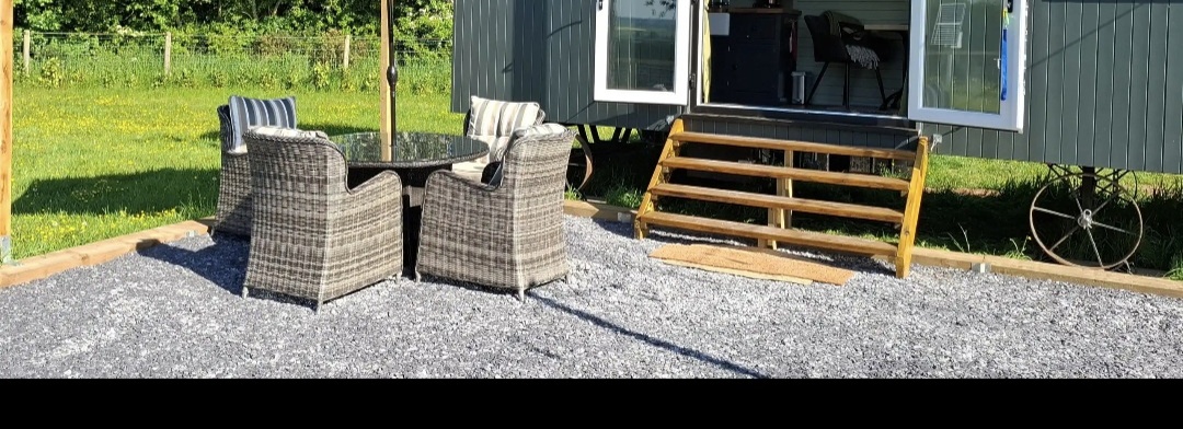 LITTLE OAKS SHEPHERD HUT @ TWIN OAKS FARM