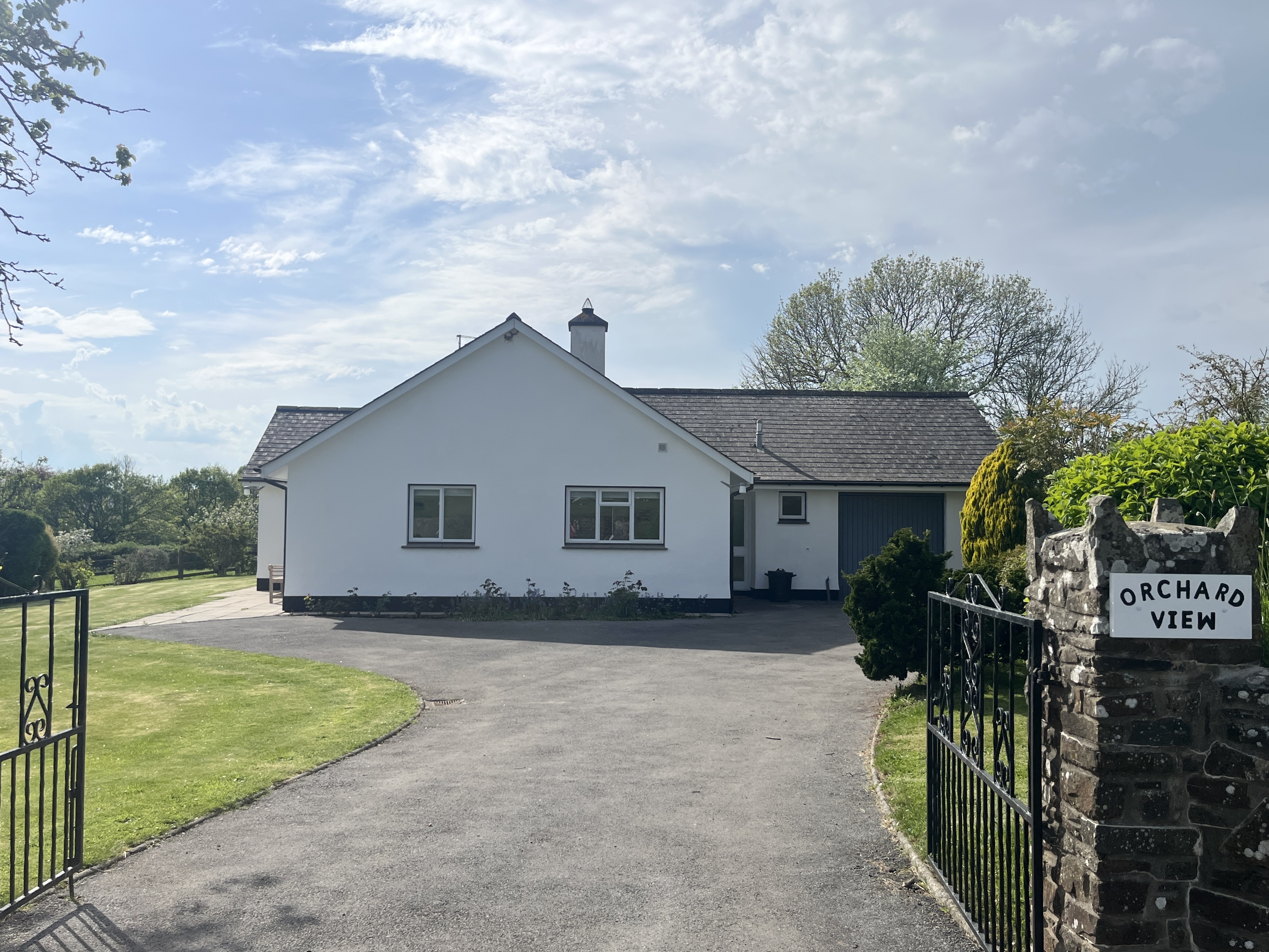 Farm stay at War Horse Valley Orchard View - 3 bedrooms for 6 guests