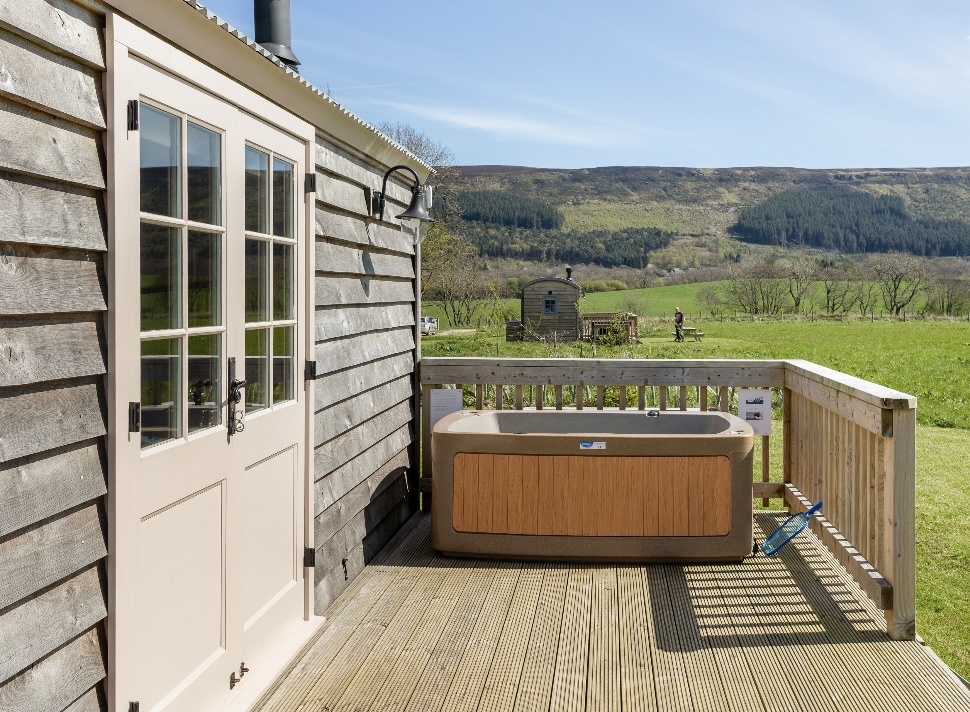 Lapwing Shepherd Hut – Luxury Adult-Only Shepherd Hut with Private Hot Tub