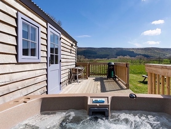 Hare Shepherd Hut – Luxury Adult-Only Shepherd Hut with Private Hot Tub