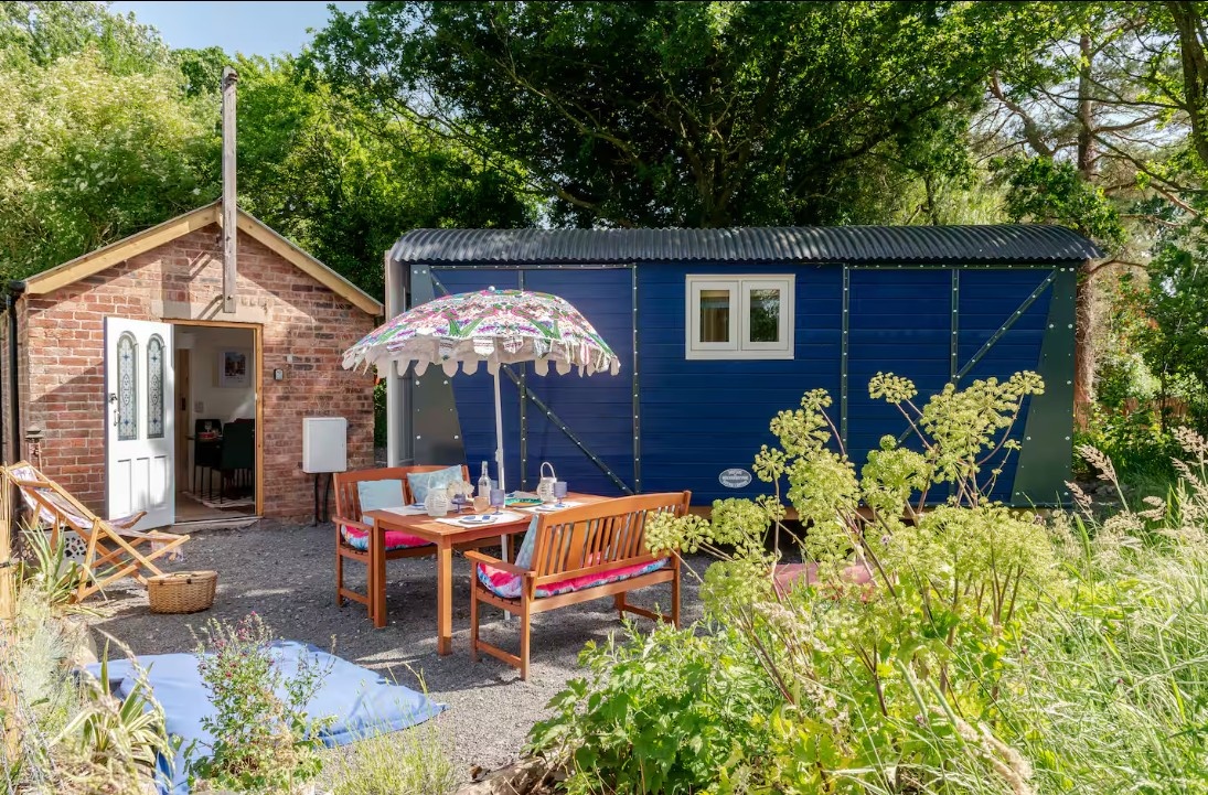 Shrawardine Station Train Carriage stay with Wild Swimming