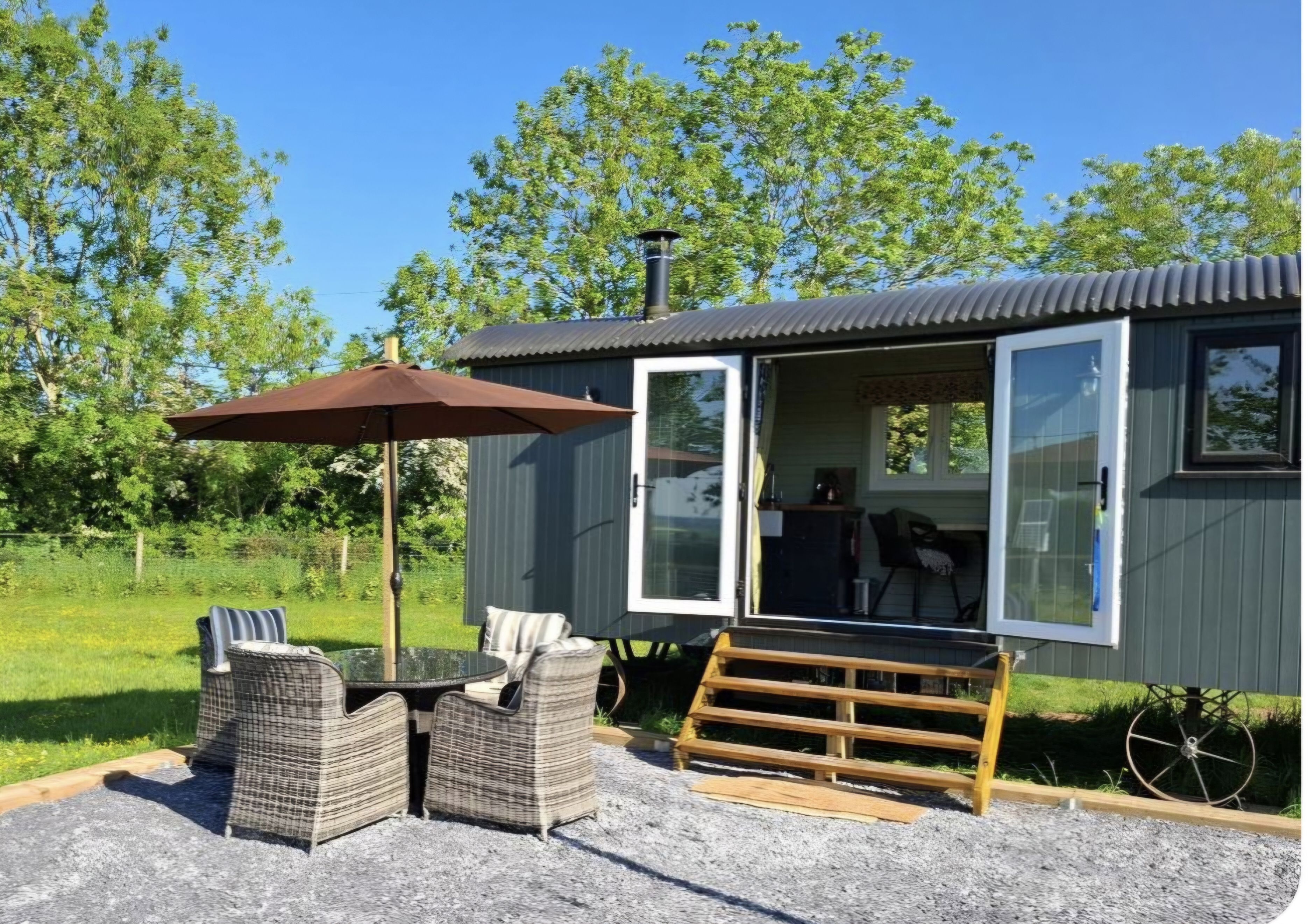 LITTLE OAKS SHEPHERD HUT