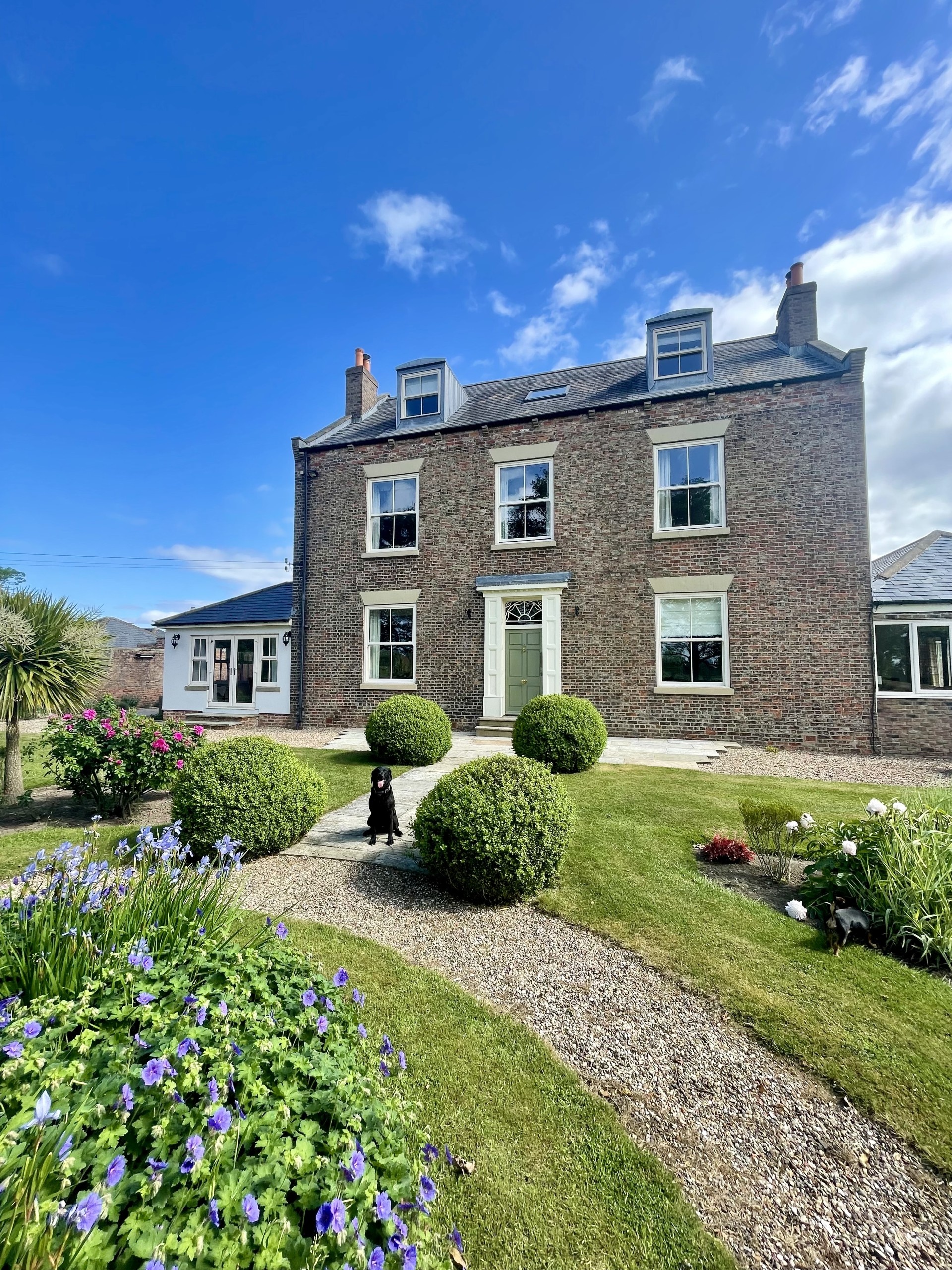 Luxury 5* Farmhouse sleeping 14! Hot tub, huge garden, padel courts, pool table, fire pit, kids pedal tractors and garden games. Easy to get to just off the M62 at Howden (J37) with direct trains to Howden. Based on our arable farm.