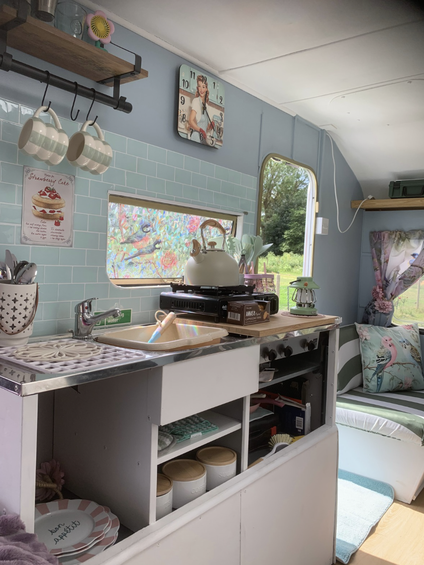 'Prosecco Princess' - Vintage Caravan escape! Super Cute - Super Girlie! (dog friendly)