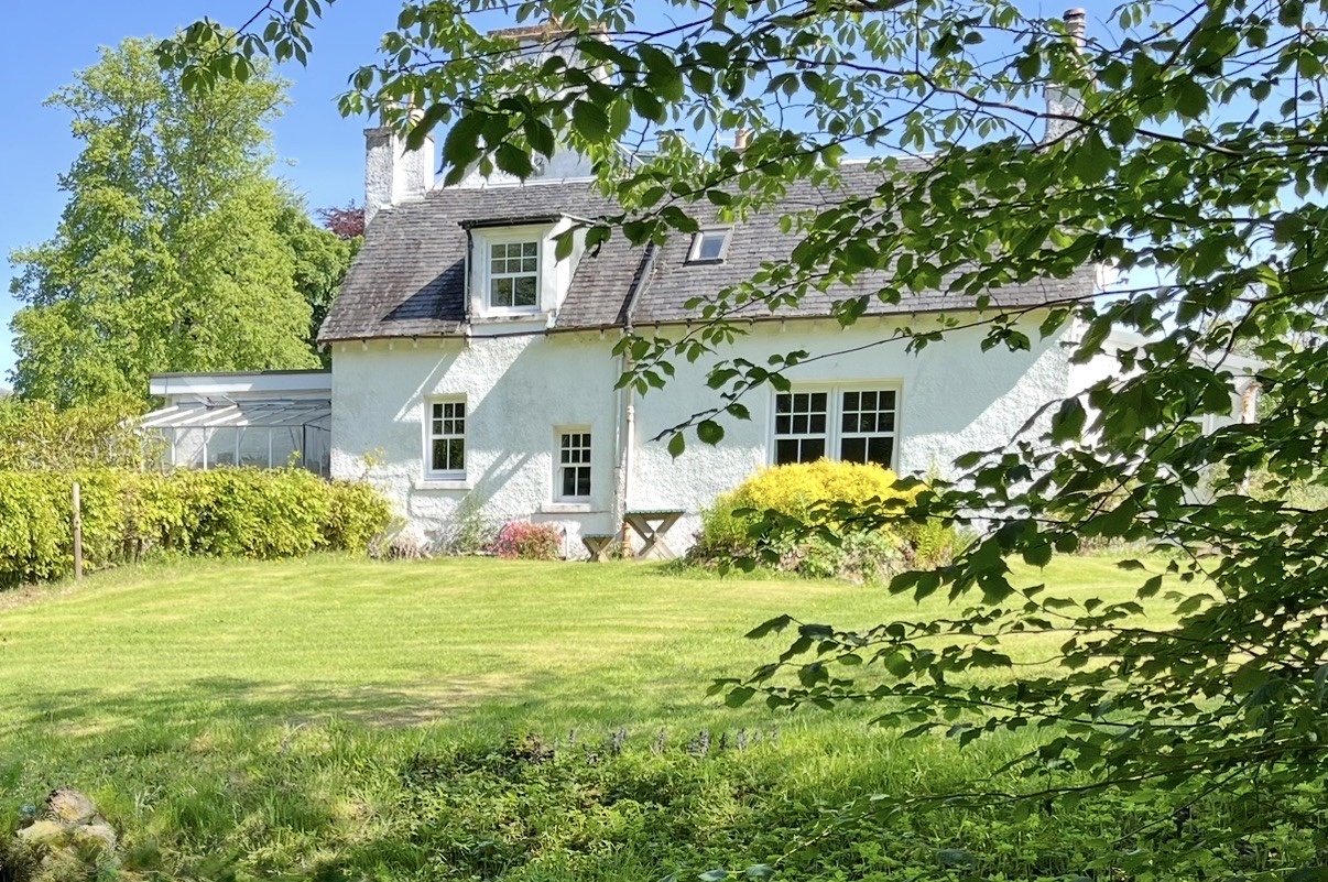 Charming cosy farm cottage on Loch Awe