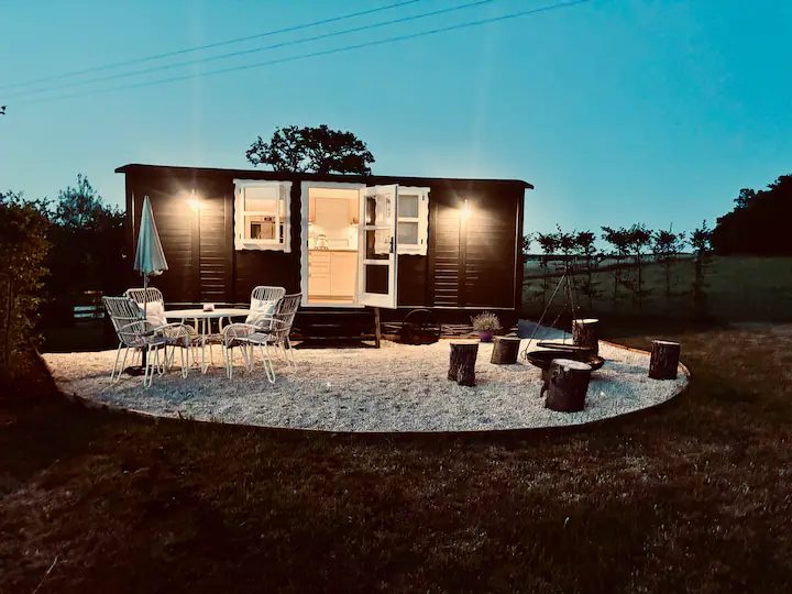 Sleeps 4 Shepherds Hut - The Alpaca Hof